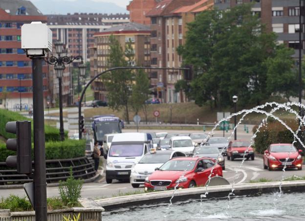 El Ayuntamiento de Oviedo colocará paneles con la cuenta atrás de los semáforos foto-rojo