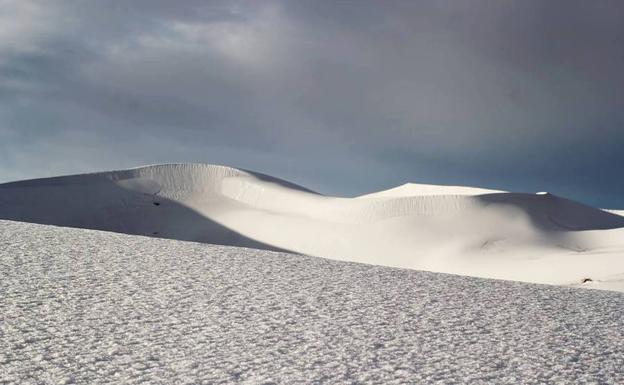 Las fotos de la inusual nevada en el desierto del Sahara