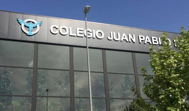 «La falda larga y evitar colores chillones»: un colegio concertado pide a sus profesoras vestir con recato