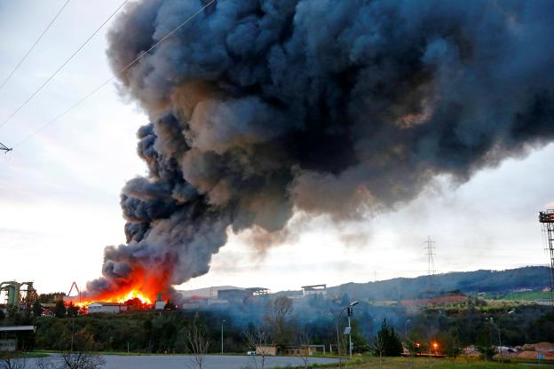 La investigación sobre el incendio en el desguace apunta a una causa accidental