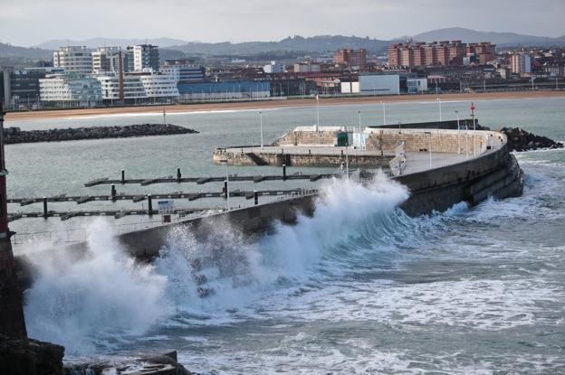 El temporal deja Asturias con olas de más de siete metros y fuertes vientos