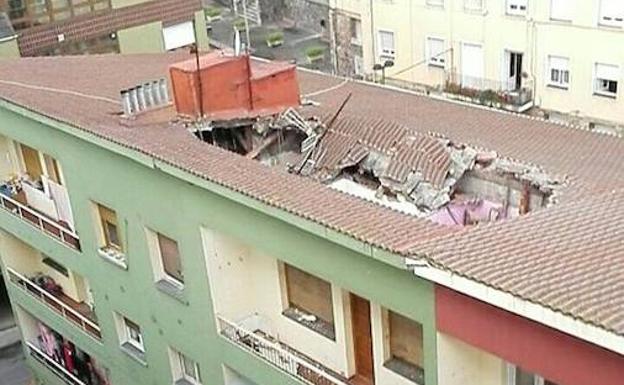 Se desploma el tejado de una vivienda en Candás