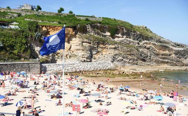 Llanes renuncia a las banderas azules