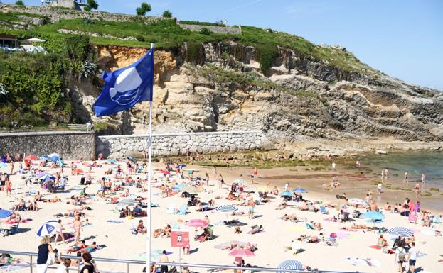 Llanes renuncia a las banderas azules