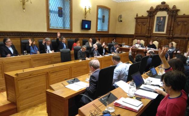 El Pleno gijonés rechaza que el Ayuntamiento asuma la gestión del Revillagigedo