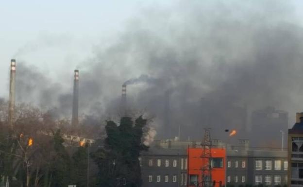 Alarma en Avilés por una nube negra procedente de baterías de cok