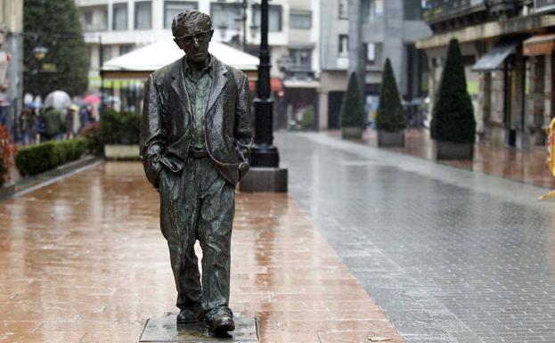 Oviedo debatirá la propuesta para retirar la estatua de Woody Allen tras la acusación de abusos sexuales