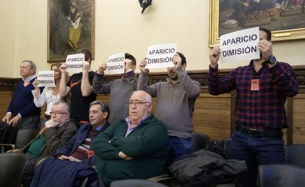 Voluntarios de Protección Civil de Gijón protestan contra Aparicio