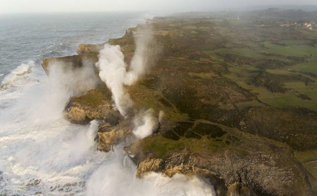 Temporal en Asturias: el oleaje se ceba con los puertos pequeños