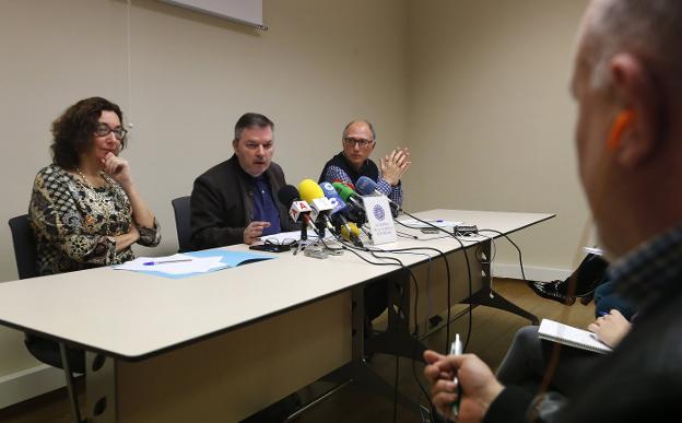 «No pretendemos que los médicos operen en asturiano»