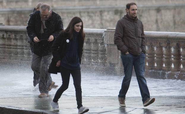 El Ayuntamiento de Gijón advierte de que las imprudencias en el Muro pueden ser sancionadas
