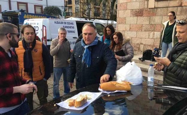 José Andrés, visitante ilustre en el mercado de Cangas