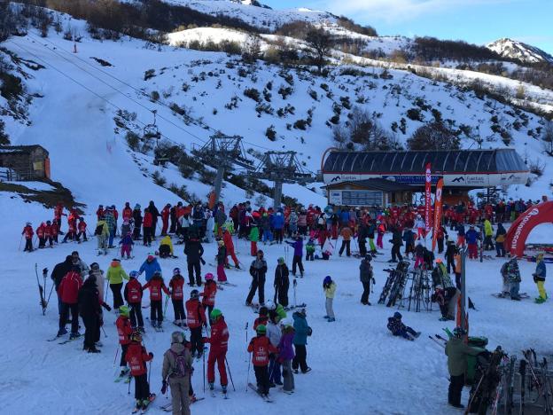 El 'Día de la Nieve' cierra un fin de semana con 6.400 esquiadores en las estaciones