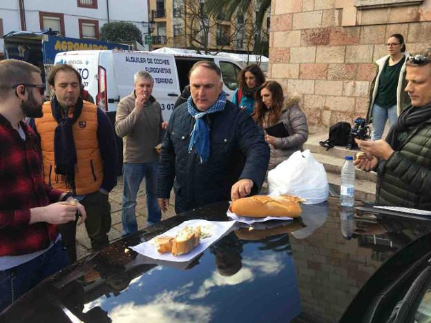 José Andrés, visitante ilustre en el mercado de Cangas