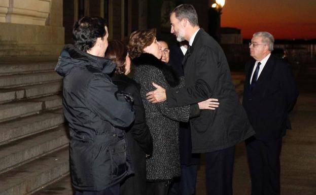 El Rey asiste en Madrid a la misa funeral por el exministro Aurelio Menéndez