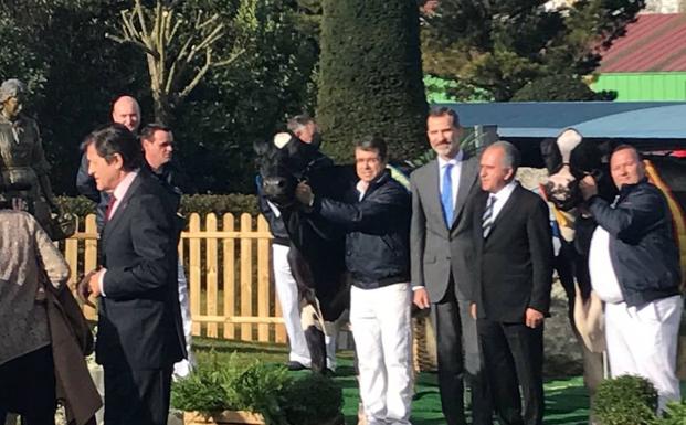 Felipe VI muestra su compromiso con el campo asturiano en su visita a Central Lechera