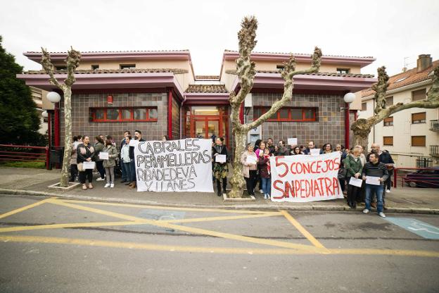 «No podemos esperar seis meses por el pediatra», dicen las familias