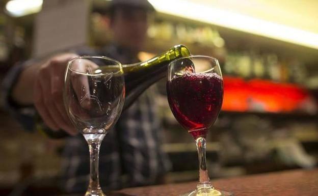 Condenado un camarero que sirvió líquido lavavajillas en vez de mosto a un cliente
