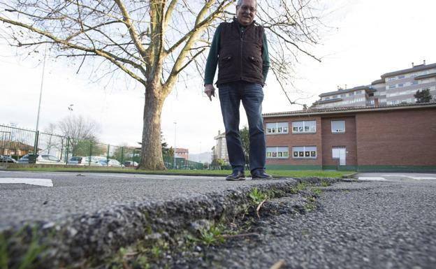 Viesques urge reparar el pavimento del colegio Begoña tras dos caídas