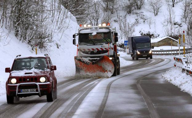 Vuelve el invierno a Asturias con una brusca caída de las temperaturas y nieve a 800 metros