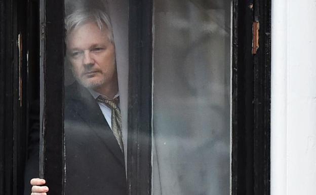 Assange pide a la justicia británica que retire la orden de detención