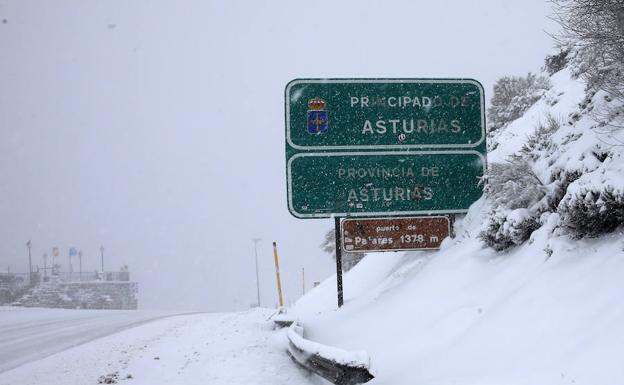 El granizo y la nieve complican el tráfico en Asturias