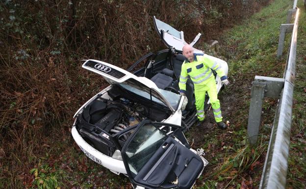 Tres heridos en un accidente de tráfico en Nava