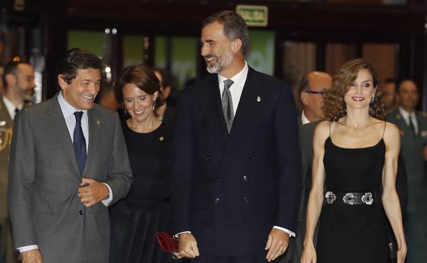 «Los premiados me suelen escribir diciendo la suerte que tenemos con don Felipe»