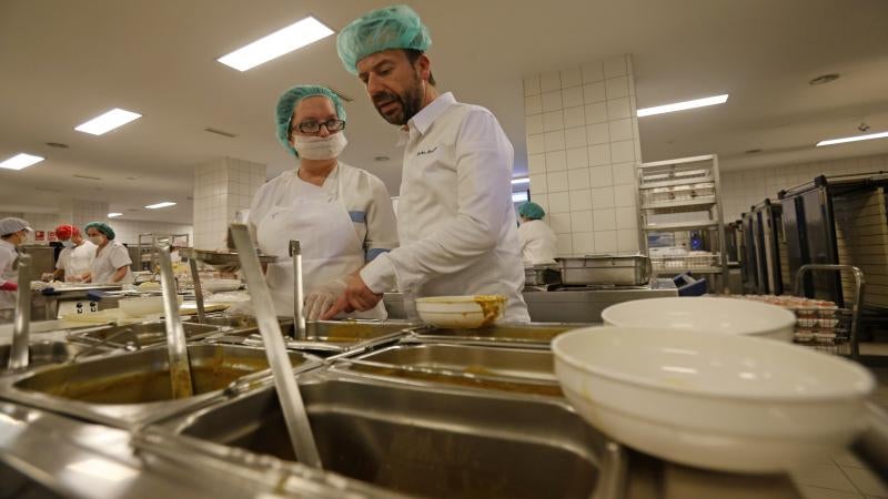 Nacho Manzano prepara un menú para pacientes del HUCA
