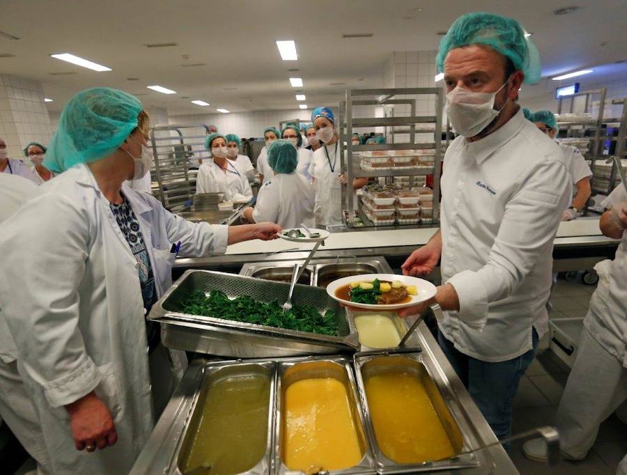 Nacho Manzano sirve su menú en el HUCA