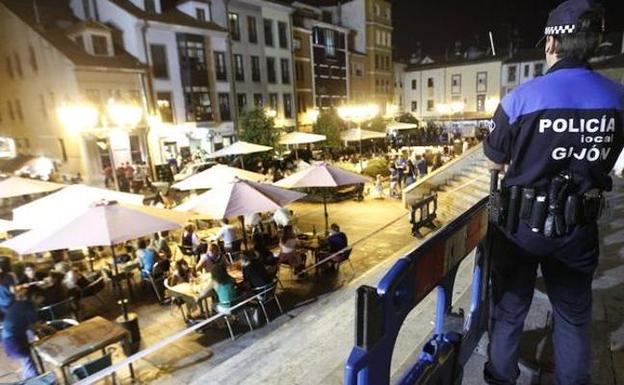 El Conseyu de Mocedá de Gijón cree que la ordenanza del botellón «nació muerta»