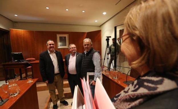 Los concejales díscolos del PP de abandonan el pleno de Avilés antes de la votación de los presupuestos