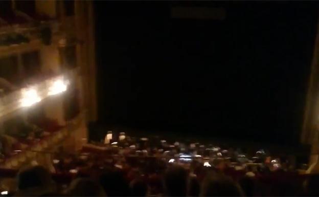 Un 'Puxa Asturies' antes de la ópera