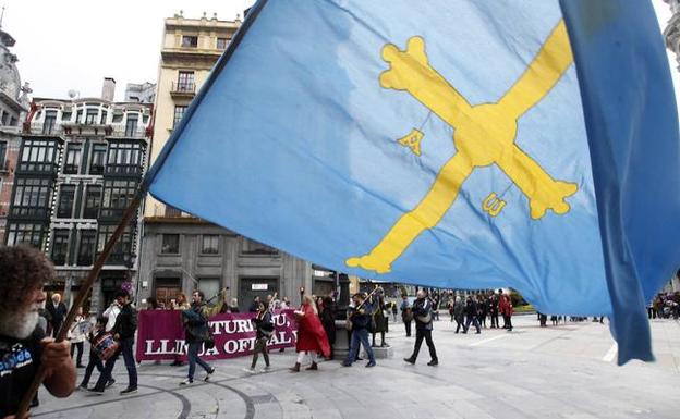 Podemos e IU se quedan solos en la defensa de la oficialidad del asturiano