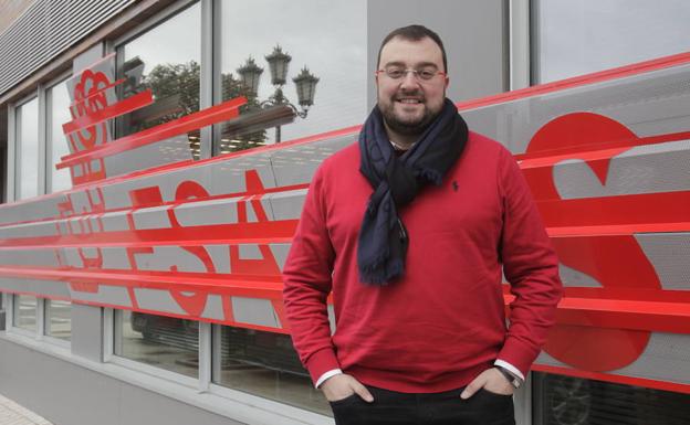 Adrián Barbón apoya en Laviana una moción que pide al Principado la oficialidad del asturiano