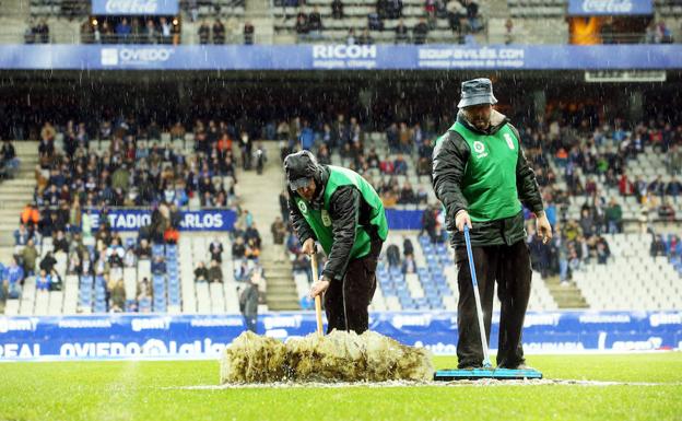 Oviedo multiplica esfuerzos para cuidar el césped del Tartiere
