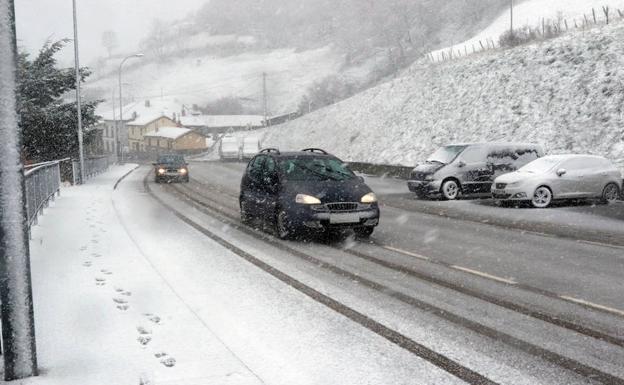 La nieve amenaza con incomunicar Asturias