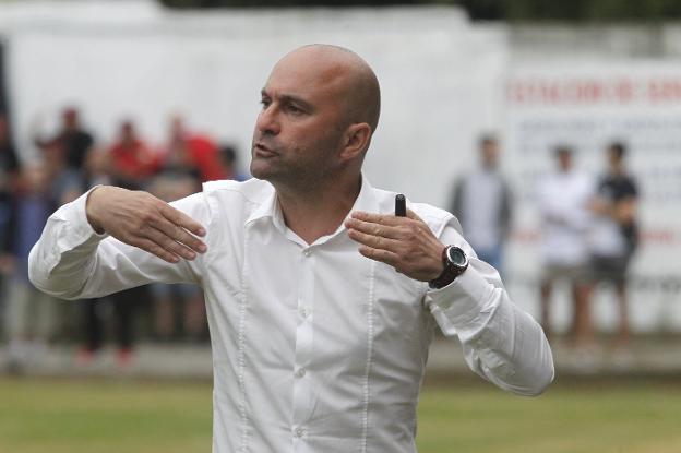 El Ceares afronta en La Cruz el difícil reto de frenar al Oviedo B