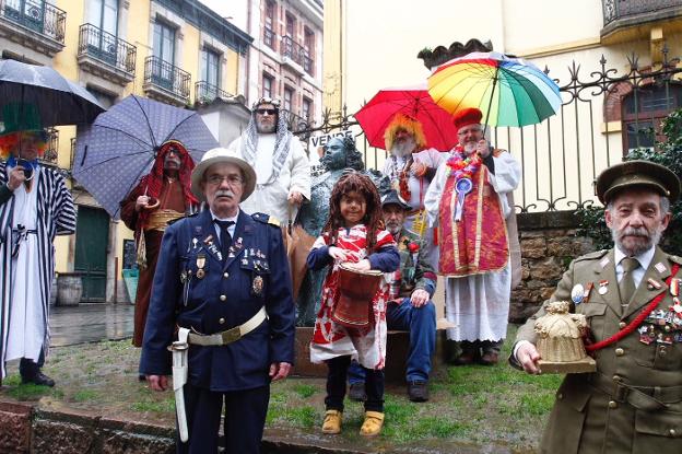 La Cofradía del Santo Entierro de la Sardina calienta los motores de la semana antroxera