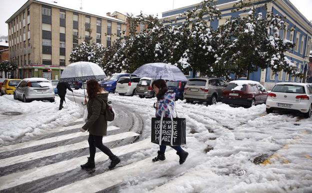 La nieve complica el tráfico y retrasa los aviones y corta los trenes con La Meseta