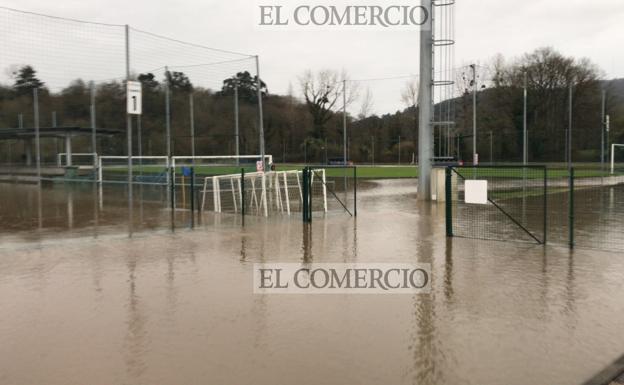 El desbordamiento del río Nora corta varias carreteras e inunda El Requexón