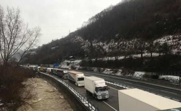 Fomento habilitará un aparcamiento de emergencia para vehículos pesados en el Huerna