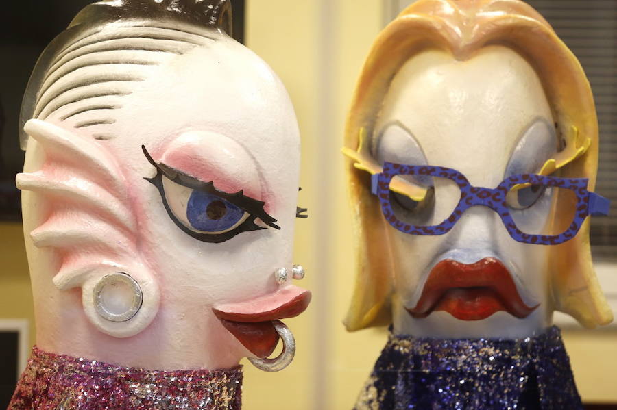 Las sardinas del Antroxu gijonés visitan EL COMERCIO