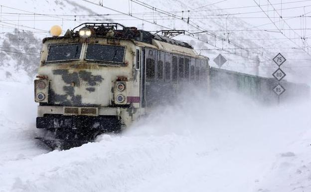 Temporal en Asturias: tercer día sin tren a León en la jornada más cruda del temporal