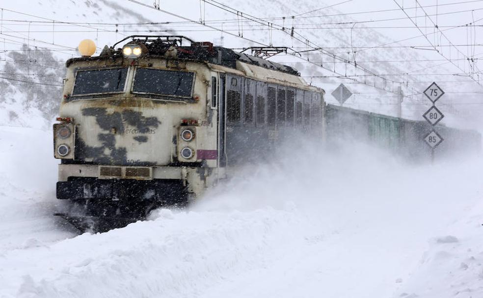 Temporal en Asturias: La nieve, el hielo y los argayos dejan sin electricidad a 10.000 personas