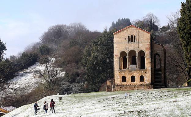 Caen los primeros copos de nieve en el centro de Oviedo