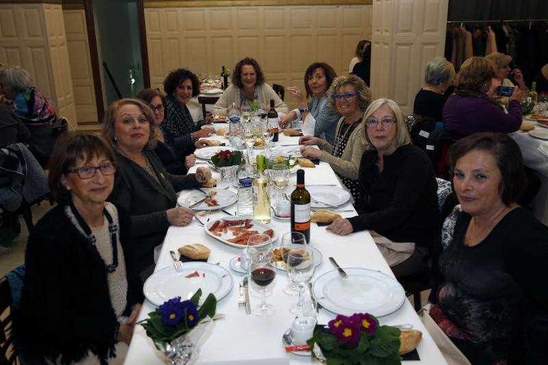 Gijón celebra Les Comadres pese al frío