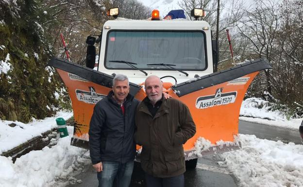 Temporal de nieve en Asturias | Un alcalde limpiando carreteras