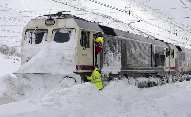 Temporal en Asturias | Tres días sin comunicación por tren con la meseta
