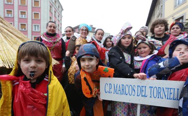 El desfile de los Escolinos Antroxaos llena de espíritu africano las calles de Avilés
